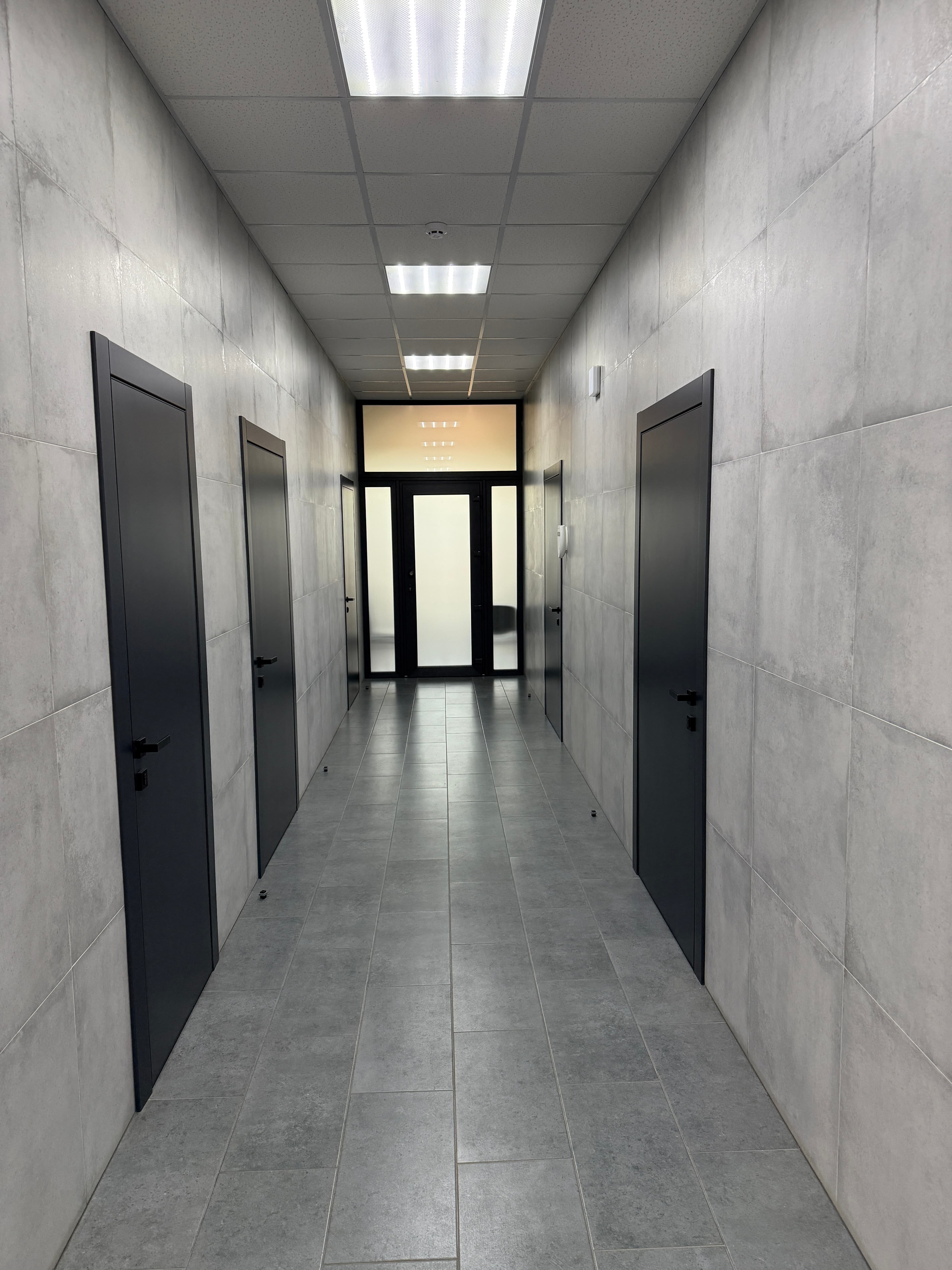 Коридор клініки Tokarchuk Dental